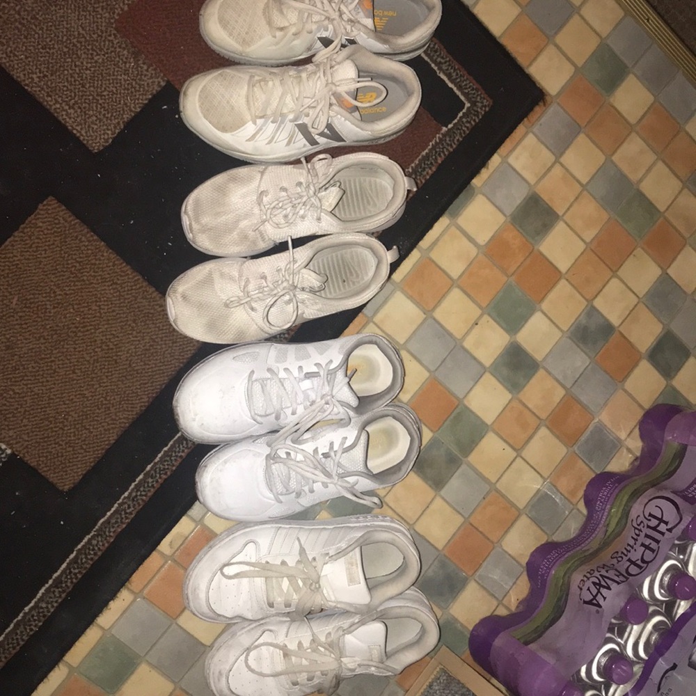 WORN HOOTERS GIRL WHITE LEATHER SHOES
